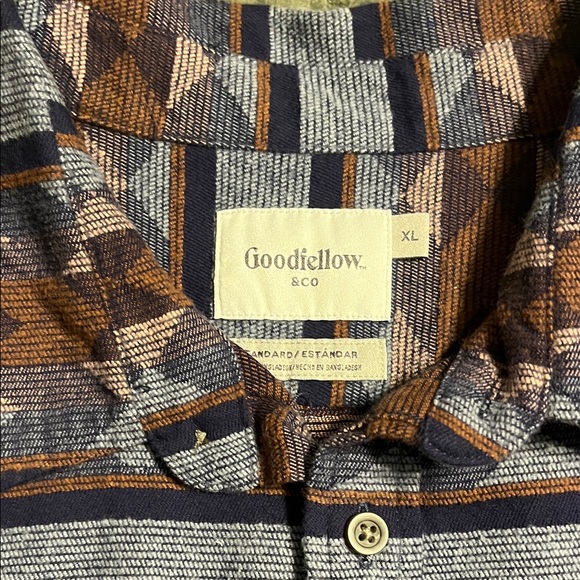 Geometric Patterned Button-Up Shirt - Picture 3 of 5